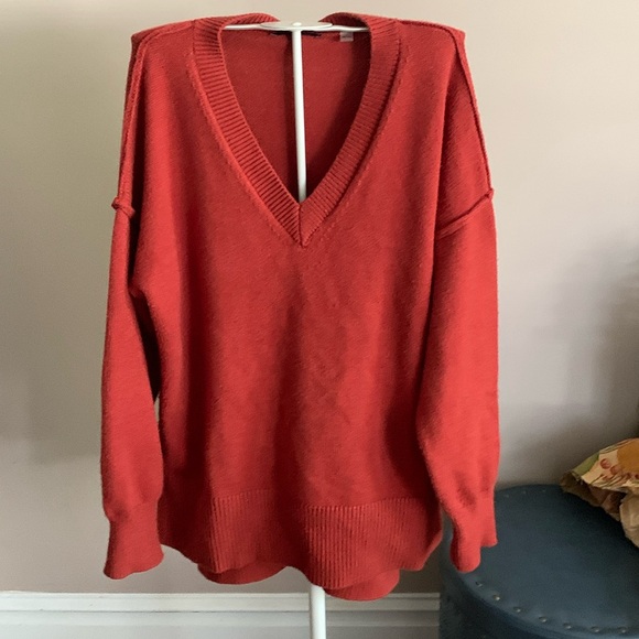 T by Tahari ribbed v viscose blend‎ sweater. Worn about 5-6x - Picture 1 of 7